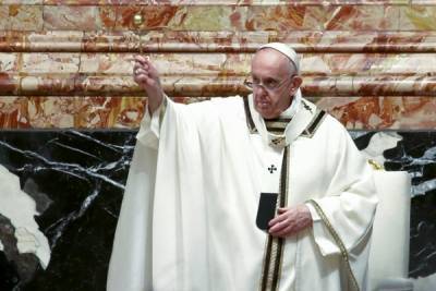 Папа римский впервые за долгое время пожал руки прихожанам на мессе