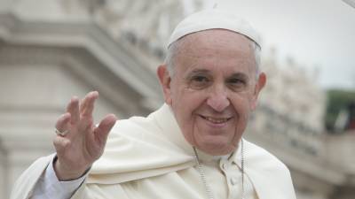 Папа римский впервые за долгое время пожал руки участникам мессы