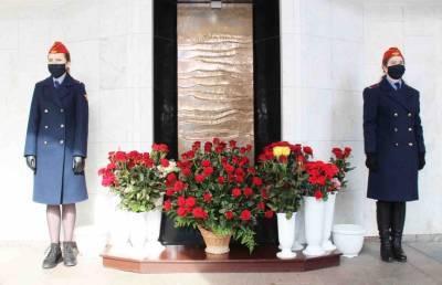 У станции метро «Октябрьская» работники метро стоят в почетном карауле в память о жертвах теракта 11 апреля 2011 года (ФОТО)