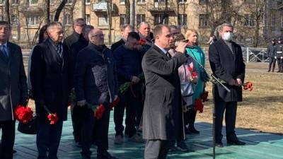 Вострецов почтил память узников фашистских лагерей в Петербурге