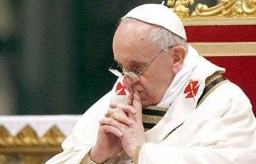 Папа Римский впервые за долгое время пожал руки всем присутствовавшим в храме