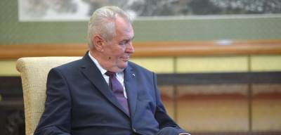 "Почему бы нет". Президент Чехии рассказал о готовности привиться "Спутником V"