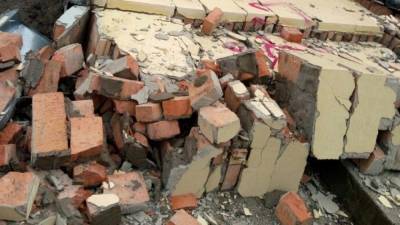 Трое детей пострадали при обрушении стены в Курской области