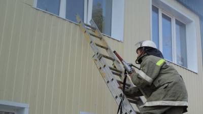 Рабочие на погрузчике эвакуировали людей из горящей квартиры в Южно-Сахалинске