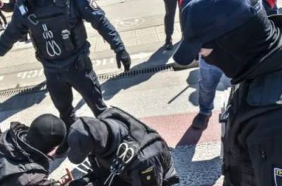 В Одессе протестующие под песню "Вставай страна огромная" подрались с полицией