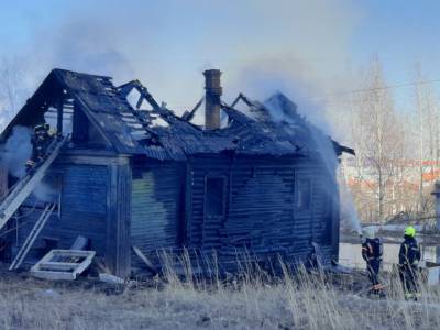 В сыктывкарском микрорайоне Давпон сгорел деревянный дом