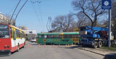 В Одессе засняли "трамвайный дрифт": Разогнался и влетел в авто