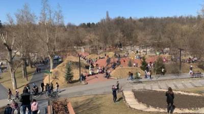 Открытые рынки и скопления людей в парках: в Харькове – первый день красной зоны