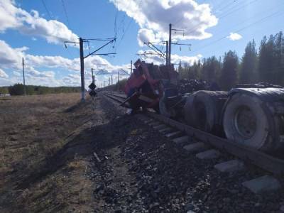 В Архангельской области поезд снес на переезде грузовик, водитель погиб
