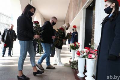 В день 10-летия со дня трагедии на станции метро Октябрьская представители общественности возложили цветы к мемориалу "Река памяти"