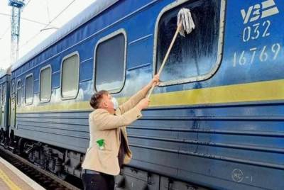 Датчанин помыл окно своего купе в поезде "Укрзализныци" и стал интернет-звездой: фото