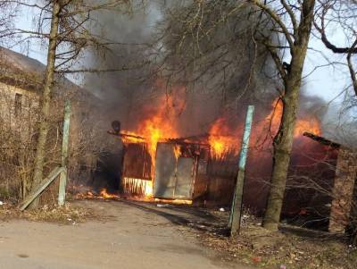 В Красносельском районе сгорели два гаража