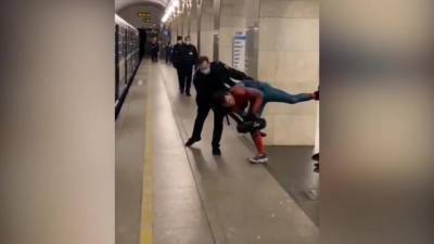 Видео: сотрудники петербургского метрополитена ловили "Человека-паука"