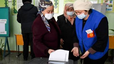На референдуме в Кыргызстане большинство поддержало расширение полномочий президента