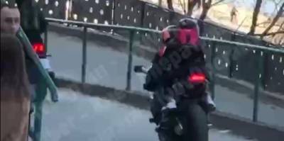 В Киеве на Пешеходном мосту засняли группу мотоциклистов - в сети началось активное обсуждение - видео - ТЕЛЕГРАФ