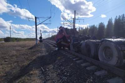 В Архангельской области произошло смертельное ДТП с поездом и грузовиком