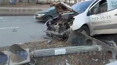 Участниками аварии на Кантемировской стали два легковых автомобиля, пешеход и светофор - piter.tv - Санкт-Петербург