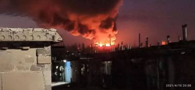 Масштабный пожар на военном складе боевиков в Донецке попал на ВИДЕО