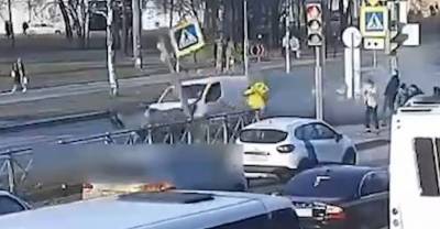 В Петербурге минивэн на полной скорости снёс девушку на пешеходном переходе — видео