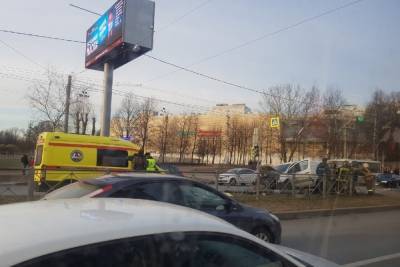 Легковушка врезалась в светофор и сбила девушку у станции Лесная