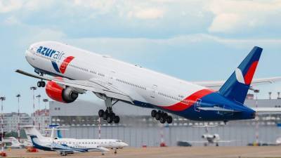 Вылетевший в Петербург пассажирский самолет Azur Air возвращается с Сочи