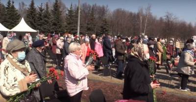 "Закидали в машину, повезли в крематорий": В Москве почтили память узников нацистских концлагерей — видео
