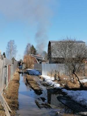 Сегодня в Вологде сгорел дачный дом в микрорайоне Лукьяново