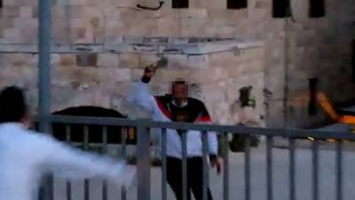 Видео: замахнулся топором на еврея в Старом городе из-за соседского спора
