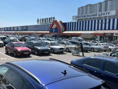 Локдаун по-киевски: В «Эпицентре» толпы покупателей и забитая парковка. ФОТОрепортаж