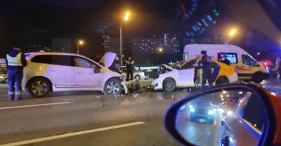 В Москве автомобиль каршеринга лоб в лоб столкнулся с иномаркой — видео
