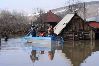Из затопленного паводком башкирского села эвакуировали людей и животных