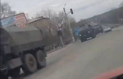 Появилось видео большой колонны военной техники возле Луганска