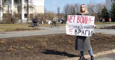 В российском Пскове учительница вышла на пикет: Ублюдская внешняя политика РФ приведет к проблемам внутри страны и с остальными, этого нельзя допускать