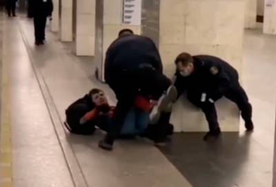 В петербургском метро попытались поймать "человека-паука"