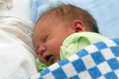 Эпидемиолог: для новорожденных нужна особая COVID-вакцина