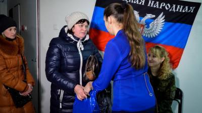 НМ ДНР и волонтеры передали гумпомощь жителям Новоазовского района