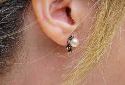Косметолог рассказала о рисках при прокалывании ушей