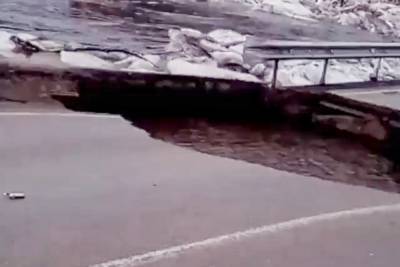 В Бузулуке в реку рухнул мост