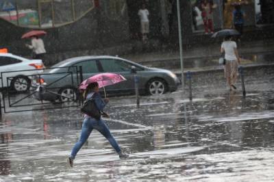 Резкое потепление и дожди ворвутся в Украину, устроив настоящий переполох: в каких областях испортится погода