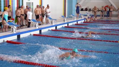 105 ветеранов спорта соревновались в плавании на Сахалине