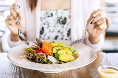 Ужин врагу не отдавайте: диетолог развенчала миф о правильном питании