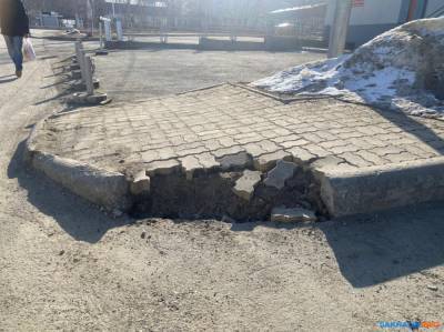 В Южно-Сахалинске техника снесла бордюры во время расчистки снега
