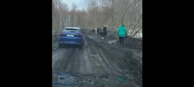 Жители поселка Карелии не могут попасть в больницу из-за размытой дороги