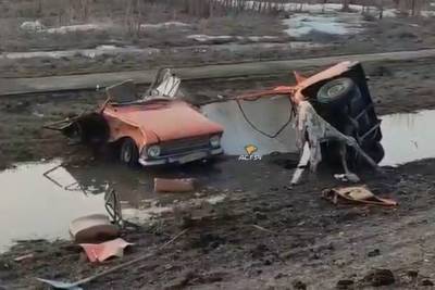 «Москвич» разорвало пополам в ДТП на трассе под Новосибирском