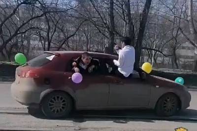 В Новосибирске полиция ищет участников свадебного кортежа с торчащими из окон гостями