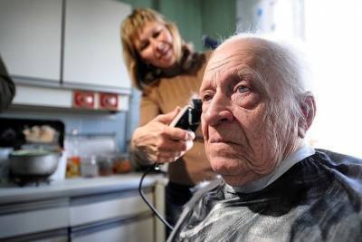 Пенсионеры могут постричься бесплатно в социальной парикмахерской