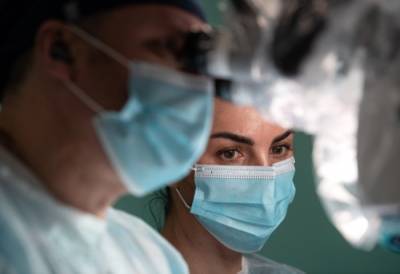 Новосибирские кардиохирурги первыми в мире поставили протезы аортального клапана сердца, восходящего отдела и дуги аорты без рассечения грудины
