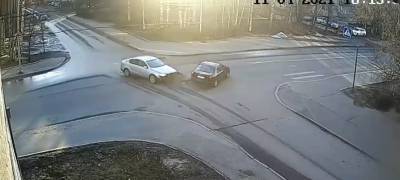 Автомобиль на перекрестке в Петрозаводске потерял бампер в ДТП (ВИДЕО)