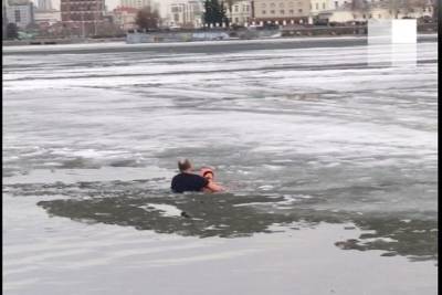 Ребенка, провалившегося под лед в Екатеринбурге, спасли экс-замначальника ГИБДД и юноша без ноги