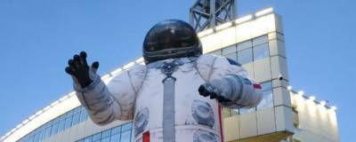 В Красноярске возле СФУ установили фигуру космонавта высотой 17 метров